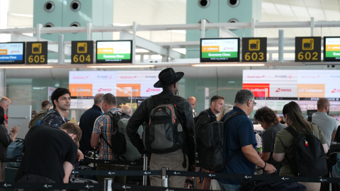 Viajeros en la T1 del Aeropuerto de Barcelona-El Prat, a 29 de septiembre de 2025. (Foto de archivo) Viajeros en la T1 del Aeropuerto de Barcelona-El Prat, a 29 de septiembre de 2025. (Foto de archivo)
