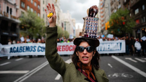 Imagen de archivo de una mujer en una manifestación a favor del derecho a una vivienda digna, en Madrid.