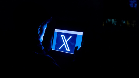 Un joven usa una tablet, a 4 de febrero de 2026. Un joven usa una tablet, a 4 de febrero de 2026.