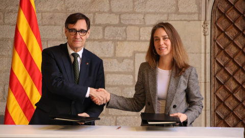 El president de la Generalitat, Salvador Illa, i la líder dels Comuns al Parlament, Jéssica Albiach, després de signar l'acord de pressupostos del 2026.