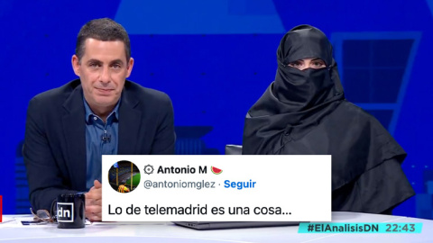 Antonio Naranjo al lado de una periodista vestida con niqab.