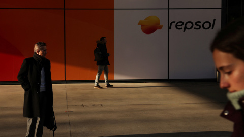 El logo de la petrolera Repsol en su sede corporativa en Madrid. El logo de la petrolera Repsol en su sede corporativa en Madrid.