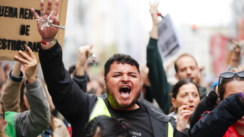 Un joven protesta en la manifestación a favor del derecho a una vivienda digna, en Madrid, el 5 de abril de 2025.