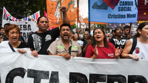 Decenas de personas durante la concentración frente al Congreso Argentino contra la reforma laboral. Decenas de personas durante la concentración frente al Congreso Argentino contra la reforma laboral.