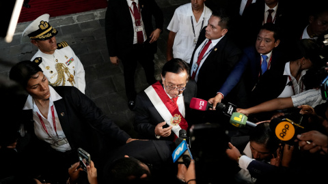 El nuevo presidente encargado de Perú, José María Balcázar, atiende a los medios de comunicación. El nuevo presidente encargado de Perú, José María Balcázar, atiende a los medios de comunicación.