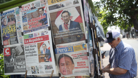 Fotografía que muestra varias portadas de diarios con la imagen del nuevo presidente interino de Perú, José María Balcázar, en Lima (Perú). Fotografía que muestra varias portadas de diarios con la imagen del nuevo presidente interino de Perú, José María Balcázar, en Lima (Perú).