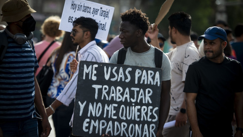 Un grupo de personas se manifiestan en una concentración. Un grupo de personas migrantes se manifiestan en una concentración.