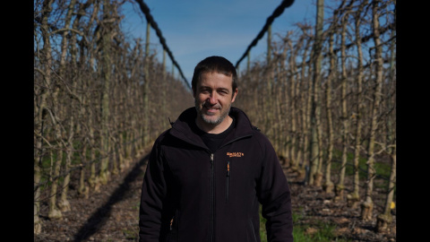 L'Assemblea Pagesa es presenta per primera vegada a unes eleccions agràries. 

La pagesia, com a forma de vida, camina cap a l’extinció. Recollim el resultat d’una política i
d’una economia imposades durant dècades i, a la vegada, de decisions equivocades com a
col·lectiu.

Encara som a temps d’evitar-ho, però cal canviar la direcció dels nostres passos.

"Som un col·lectiu, som una classe, som part de la terra.
Com menys siguem, més fàcil acabaran amb naltres
més fàcil ens canviaran per tecnologia i treball assalariat."

PROGRAMA: 

https://www.assembleapagesa.cat/parem-lextincio-recuperem-pagesia-programa-eleccions-agraries/

GUIÓ:

Surts de casa al matí i en tot el dia no veus ningú pel terme?
Cada any…
Fas més quilos. Engreixes més animals.
Arrendes terra. Fas inversions.
Potser has buscat alternatives
Però treballes més hores.
Has de fer més per guanyar el mateix.
Falta temps per la família.
Tot depèn massa de tu.
I no pots ni demanar la baixa.
Sort que tens salut!
“Aquesta terra…”
No ets el primer que la treballa.
Ve de generacions.
No la pots perdre a mans d’especuladors.
Però en quin moment tot s’ha tornat tan car?
Les màquines, els adobs, l’aigua…
Depens de tot i de tothom.
Pagues car als professionals,
però tu no saps mai què cobraràs.
El teu producte sembla car,
comparat amb menjar que no alimenta
T’associes. Elabores. Vens directe.
Però encara has de córrer més.
Al final sembla que estiguis pagant per ser pagès.
Per què continues doncs?

Potser és hora de parar la roda
Sempre hi ha una explicació fàcil,
la paperassa, els ecologistes, la fauna…
Però mai ningú assenyala l’amo
ni les causes
No és culpa teva,
ni de bones ni de males collites
Han tret l’alimentació del món local
i l’han dut al capitalisme global
Ens fan competir,
absorbir-nos, els uns als altres
i contaminar-ho tot.
L’agroindústria ens xucla la sang,
l’Estat ens modernitza,
els sindicats
gestionen la nostra desaparició
des de les seves oficines,
I els voltors esperen el moment per quedar-s‘ho tot,
La terra, l’aigua i el país.
Com menys siguem,
més fàcil acabaran amb naltres
més fàcil ens canviaran per tecnologia i treball assalariat.
Prou,
Això ja no és pagesia.
I està passant a totes les comarques.

La pagesia és una forma de vida.
És una manera de poblar el territori.
És cuidar la terra i deixar-la millor.
I l’alimentació és un bé comú,
que hem d’organitzar en clau del país,
decidint allò que necessitem
i com ho volem produir.
Tornem al mercat local,
prioritzem l’agricultura ecològica i la ramaderia extensiva,
tornem l’equilibri a la terra
i la qualitat de vida als pobles.
I recuperem la pagesia autònoma,
de petita escala,
nombrosa i diversa.

Som un col·lectiu,
Som una classe,
Som part de la terra.
Som aquí des de molt enrere
I no pensem desaparèixer.
Trenquem-los els plans.
Canviem el rumb.