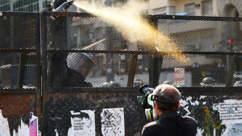 Un policía lanza gas pimienta Un policía lanza gas pimienta a un manifestante en Buenos Aires.