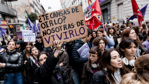Varias mujeres con carteles durante una manifestación por el Día Internacional de la Mujer.