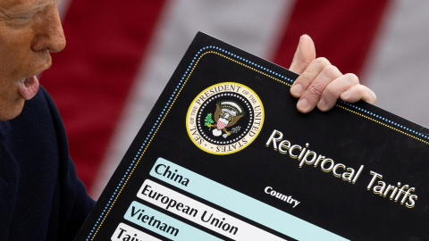 El presidente de EEUU, Donald Trump, en los jardines de la Casa Blanca, el día que anunció sus "aranceles recíprocos", en abril de 2025.