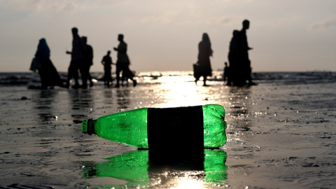 Una botella de plástico abandonada en una playa (Archivo).