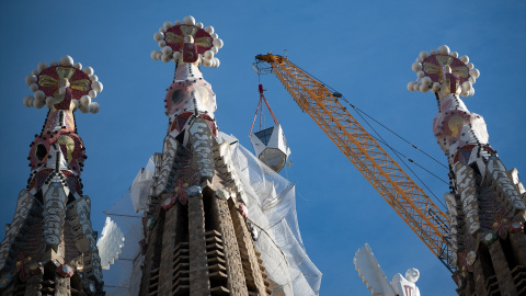 Colocación del brazo superior de la cruz de la torre de Jesucristo en la Sagrada Familia.