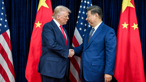 Foto de archivo del presidente estadounidense Donald Trump saludando al presidente chino Xi Jinping. Foto de archivo del presidente estadounidense Donald Trump saludando al presidente chino Xi Jinping.