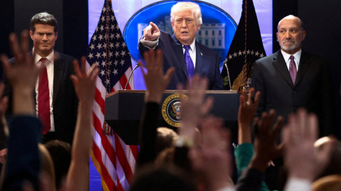 Trump, flanqueado por Howard Lutnick y John Sauer, este viernes.