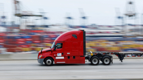 Un camión en el puerto de Los Ángeles. Un camión en el puerto de Los Ángeles.
