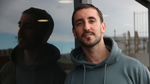 L'escriptor Gil Pratsobrerroca a la seu de l'editorial Penguin Random House, a Barcelona.