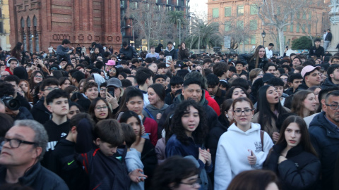 L'Arc de Triomf de Barcelona, ple de curiosos a la recerca de 'therians'.