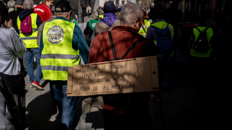 Manifestante porta pancarta con lema 'Sin vivienda ni pensión. Papá Estado es un mojón. Y nada de polarización' durante la manifestación que revindica la aprobación del "escudo social" Manifestante porta pancarta con lema 'Sin vivienda ni pensión. Papá Estado es un mojón. Y nada de polarización' durante la manifestación que revindica la aprobación del "escudo social"