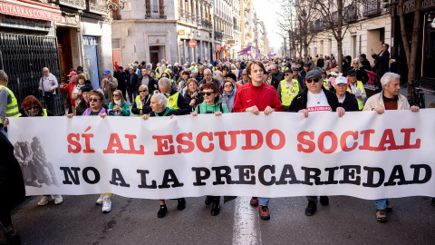 Manifestantes portando la pancarta de "Sí al escudo social. No a la precariedad" en la marcha del domingo 22 de febrero en Madrid. Manifestantes portando la pancarta de "Sí al escudo social. No a la precariedad" en la marcha del domingo 22 de febrero en Madrid.