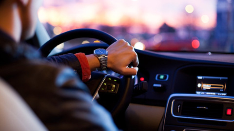 ¿Multa por conducir con abrigo? Lo que dice la DGT sobre la prenda que puede costarte 100 euros ¿Multa por conducir con abrigo? Lo que dice la DGT sobre la prenda que puede costarte 100 euros