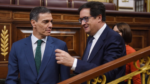 El presidente del Gobierno, Pedro Sánchez, y el ministro para la Transformación Digital, Óscar López, durante una sesión de control al Gobierno, en el Congreso de los Diputados. El presidente del Gobierno, Pedro Sánchez, y el ministro para la Transformación Digital, Óscar López, durante una sesión de control al Gobierno, en el Congreso de los Diputados