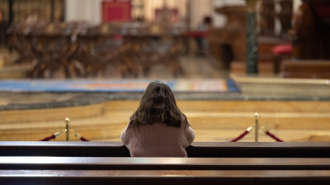 EuropaPress_6460313_mujer_reza_iglesia_madrid_17_enero_2025_madrid_espana Una mujer reza en una iglesia de Madrid.