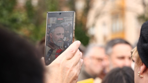 Un hombre graba la intervención del líder de Vox, Santiago Abascal, tras un acto electoral celebrado el pasado 19 de febrero en Peñafiel, Valladolid.