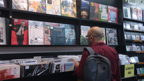 Un client de la històrica botiga Discos Revolver a la secció de vinils, abans del tancament al juliol passat