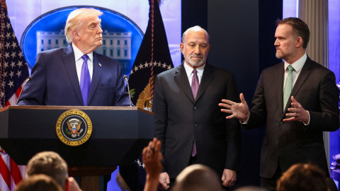 El presidente de EEUU, Donald Trump, el secretario de Comercio, Howard Lutnick, y el Representante de Comercio, Jamieson Greer, comparecen en la Casa Blanca tras el fallo del Tribunal Supremo que anula los aranceles generales.