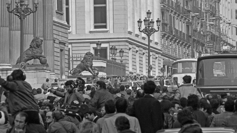 EuropaPress_7049530_24_febrero_1981_madrid_espana_inmediaciones_congreso_diputados_dia_24 Las inmediaciones del Congreso de los Diputados durante el día 24 de febrero de 1981, a la mañana siguiente del intento del Golpe de Estado realizado el día 23, en donde la gente espera la liberación de los rehénes.