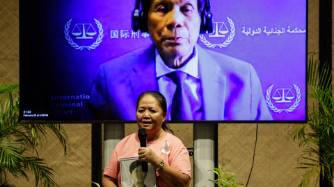 Madre de una víctima de una presunta ejecución ante una transmisión de Duterte en Manila (Filipinas). Madre de una víctima de una presunta ejecución ante una transmisión de Duterte en Manila (Filipinas).