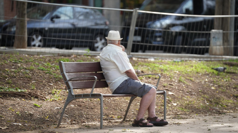EuropaPress_6961872_persona_sentada_banco_17_septiembre_2025_barcelona_catalunya_espana Imagen de archivo de una persona mayor sentada en un banco.