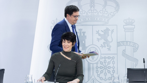 La ministra de Inclusión Seguridad Social y Migraciones, Elma Saiz, y el ministro para la Transformación Digital, Óscar López, durante una rueda de prensa tras el Consejo de Ministros, a 24 de febrero La ministra de Inclusión Seguridad Social y Migraciones, Elma Saiz, y el ministro para la Transformación Digital, Óscar López, durante una rueda de prensa tras el Consejo de Ministros, a 24 de febrero
