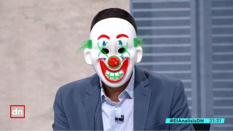 Antonio Naranjo, reportero en Telemadrid, se cubre la cara con una careta de payaso. Antonio Naranjo, reportero en Telemadrid, se cubre la cara con una careta de payaso.