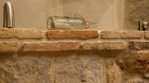 L'ampolla amb el llista de les monges exposada a l'habitació 110