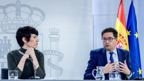 La ministra de Inclusión Seguridad Social y Migraciones, Elma Saiz, y el ministro para la Transformación Digital, Óscar López, durante una rueda de prensa tras el Consejo de Ministros, a 24 de febrero de 2026 La ministra de Inclusión Seguridad Social y Migraciones, Elma Saiz, y el ministro para la Transformación Digital, Óscar López, durante una rueda de prensa tras el Consejo de Ministros, a 24 de febrero de 2026