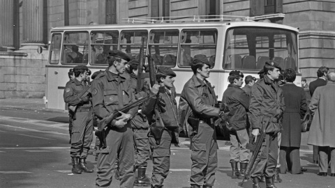 Imágenes del cordón policial que rodeó el Congreso de los Diputados durante el 23-F. Imágenes del cordón policial que rodeó el Congreso de los Diputados durante el 23-F.