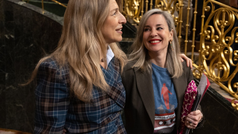 La vicepresidenta segunda y ministra de Trabajo y Economía Social, Yolanda Díaz, y la portavoz de Sumar en el Congreso, Verónica Martínez Barbero, durante una sesión de control al Gobierno.