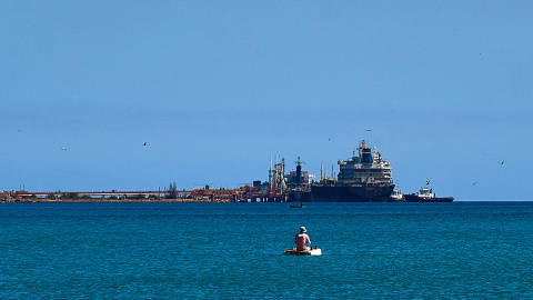 Fotografía que muestra un barco de combustibles en la bahía de Matanzas en La Habana.