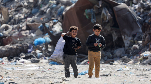 Niños palestinos caminan cerca de un vertedero, en la ciudad de Gaza Niños palestinos caminan cerca de un vertedero, en la ciudad de Gaza