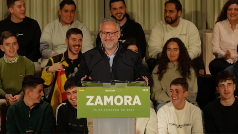 Carlos Pollán sonríe y baila mientras asistentes a un mitin de Vox corean "Pedro Sánchez hijo de puta"