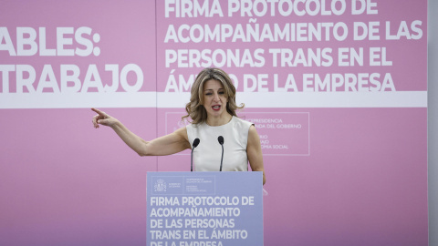 La vicepresidenta segunda y ministra de Trabajo, Yolanda Díaz, interviene en el acto de la firma del Protocolo de acompañamiento para las personas trans en el ámbito de la empresa.