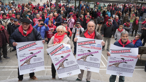 Pensionistas durante una concentración contra la paralización de la subida de las pensiones en 2026, el pasado mes de enero en Bilbao.