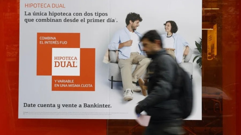 Cartel en una sucursal de Bankinter ofreciendo hipotecas, en una imagen de archivo. Cartel en una sucursal de Bankinter ofreciendo hipotecas, en una imagen de archivo.