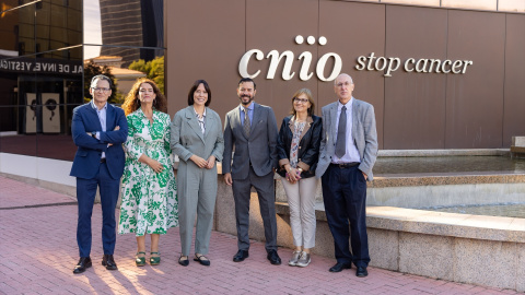 Foto de archivo del gerente del CNIO José Manuel Bernabé junto a la secretaria de innovación, Eva Ortega, la ministra de Ciencia, Innovación y Universidades, Diana Morant, el nuevo director científico Raúl Rabadán, la directora del ISCIII, Marina Pollán, y el director en funciones del CNIO, Fernando Peláez.