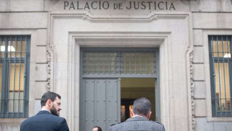 (Foto de ARCHIVO)El abogado y familiares de la víctimas a su llegada al juicio donde se juzga al presunto culpable del accidente en el que murieron tres personas en Pontevedra, en la Audiencia Provincial de Pontevedra, a 17 de enero de 2023, en Pontevedra, Galicia (España). El accidente ocurrió el 21 de marzo de 2021 cuando el hombre que conducía ebrio ocasionó un accidente por la carretera que une Salceda de Caselas con O Porriño y causó la muerte de tres personas, una mujer de 39 años y sus hijos de seis y trece años. La Fiscalía pide para él cinco años de cárcel, mientras que la acusación particular, solicita la pena máxima para este tipo de delitos, nueve años.Gustavo de la Paz / Europa Press17 ENERO 2023;VIGO;ACCIDENTE;EBRIO;MADRE;HIJOS;MUERTE;TRAFICO17/1/2023