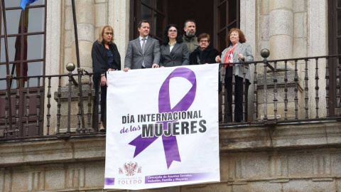 Toledo no lucirá lazo por el Día de las Mujeres tras imponer Vox su veto en el Ayuntamiento