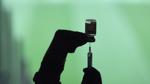 Imagen de una jeringuilla y un vial.