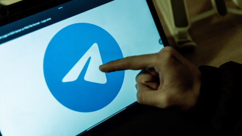 Imagen de archivo de un joven utilizando una tablet. Imagen de archivo de un joven utilizando una tablet.